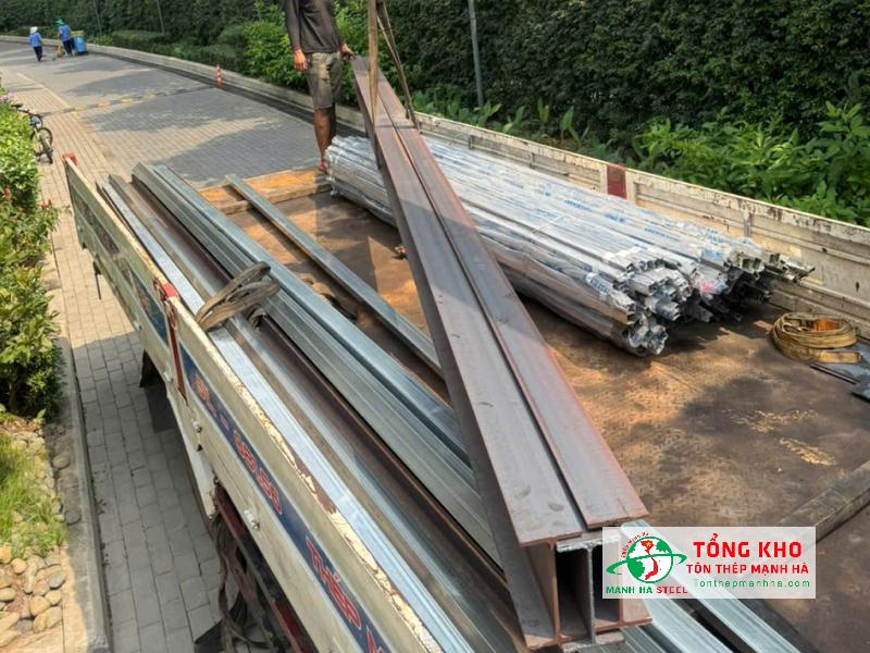 Giao thép hình I200x100x5.5x8 cho khách tại chung cư Diamond Brilliant, Tân Phú