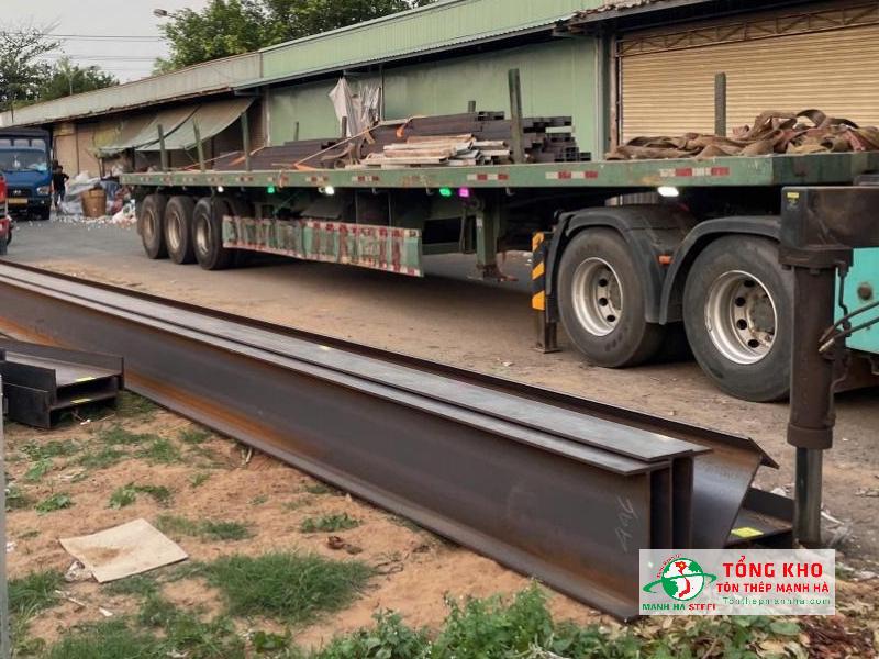 Giao sắt hình I450 POSCO dài 12m về khu vực chợ Vĩnh Kim, Tiền Giang