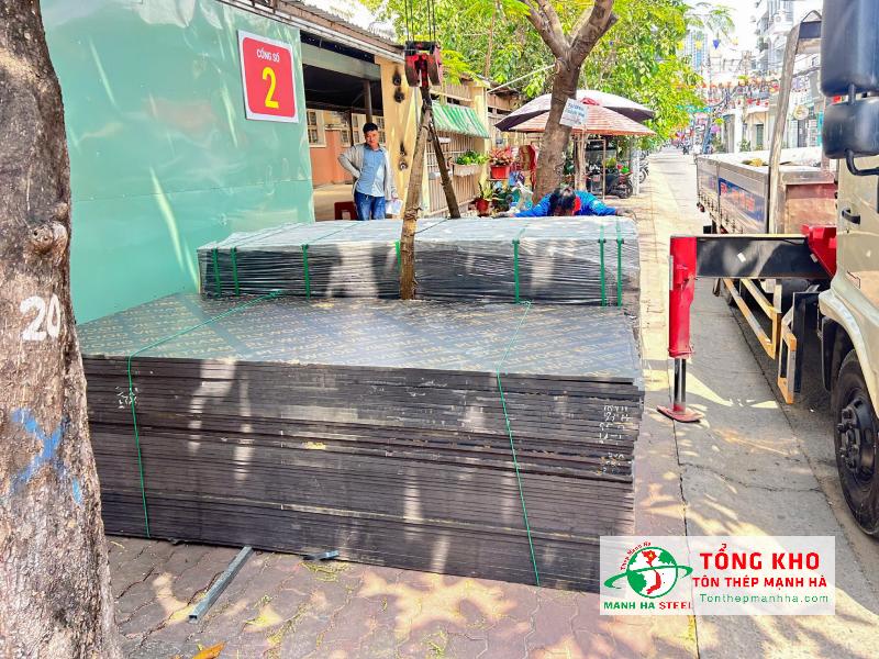 Giao 100 tấm ván phủ phim 1220x2440 dày 18mm cho công trình tại huyện Châu Thành, Tây Ninh