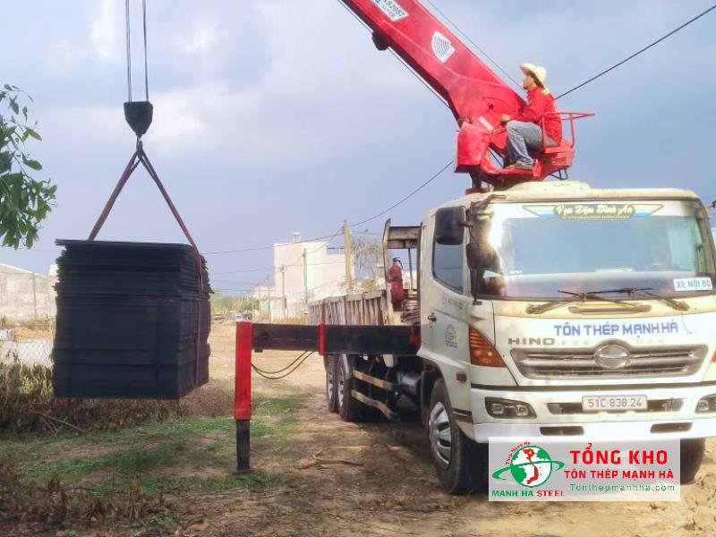 Giao 85 tấm ván phủ phim 1220x2440x18ly cho công trình nhà xưởng tại Suối Sâu, Trảng Bàng, Tây Ninh