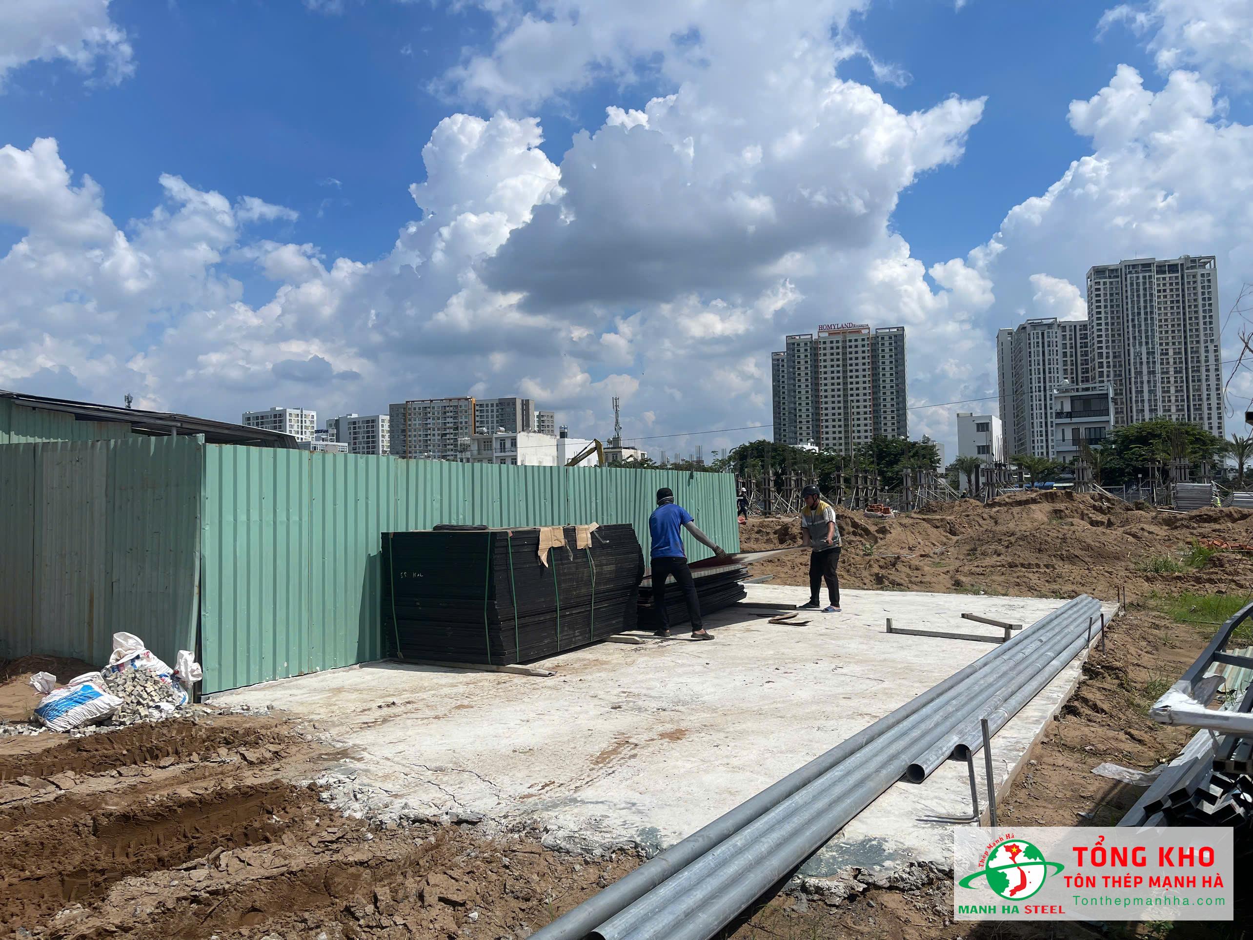 Giao 200 tấm ván phủ phim dày 18mm cho công trình nhà xưởng tại huyện Cai Lậy, Tiền Giang