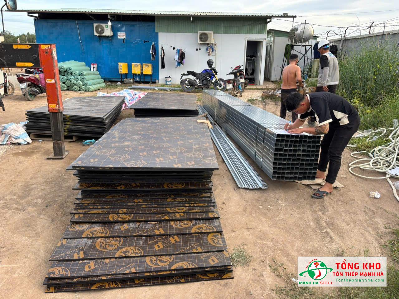 Giao 55 tấmván phủ phim cho công trình xưởng chăn nuôi gà tại huyện Châu Thành, Tiền Giang