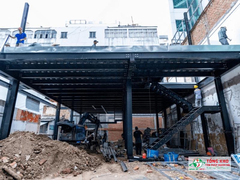 Các công trình tại Quận 4 sử dụng thép I làm dầm, cột gia cường đảm bảo khả năng chịu tải tốt