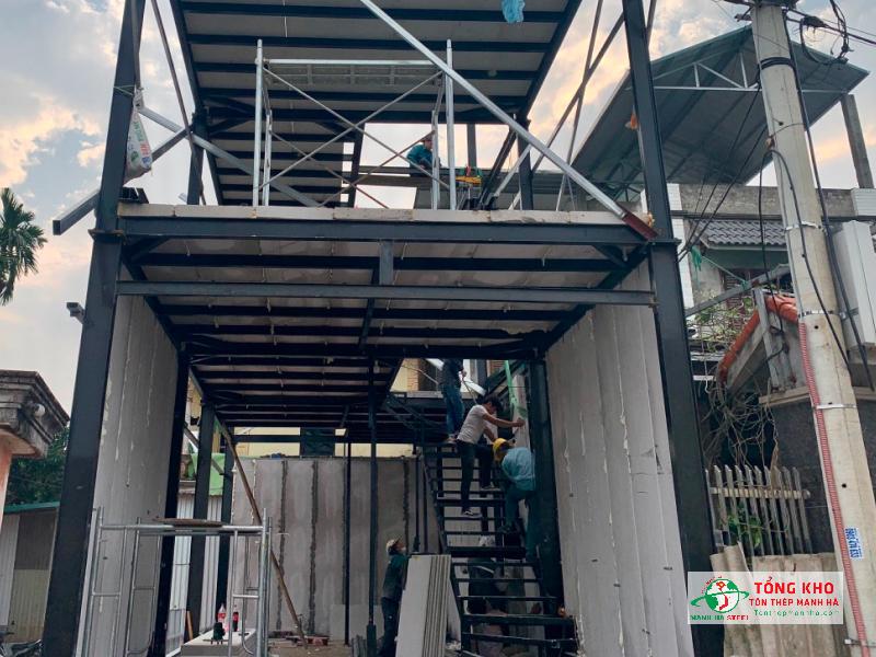 Các công trình nhà phố ở Quận 5 thường dùng thép I làm kết cấu chính, dầm cột giúp thi công nhanh, tối ưu chi phí