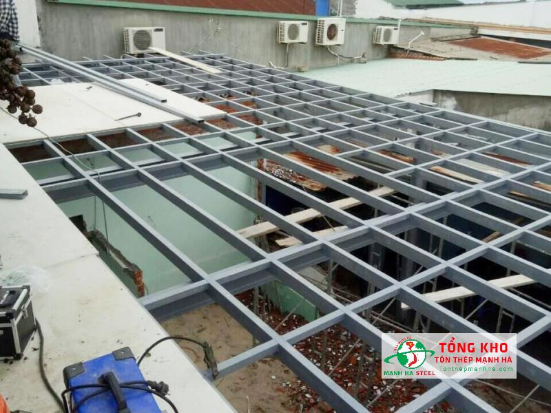 Sử dụng thép I làm khung chịu lực lót tấm xi măng làm sàn quán ăn tại Quận Tân Bình