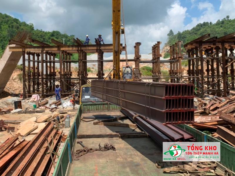 Thép hình I được dùng làm dầm chịu lực vì thiết kế giúp chống võng hiệu quả, ít biến dạng, dễ thi công