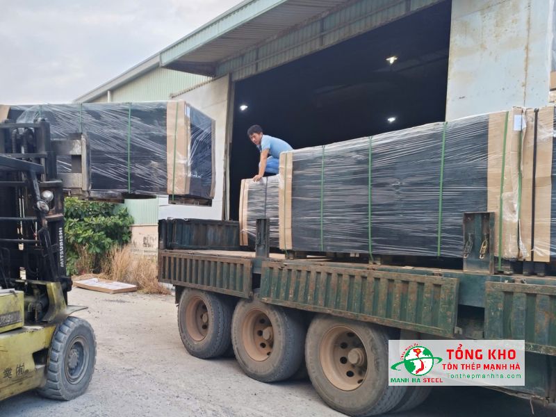 Chi phí thực tế khi mua ván phủ phim tại Quận 4 sẽ bao gồm cả phí vận chuyển theo yêu cầu