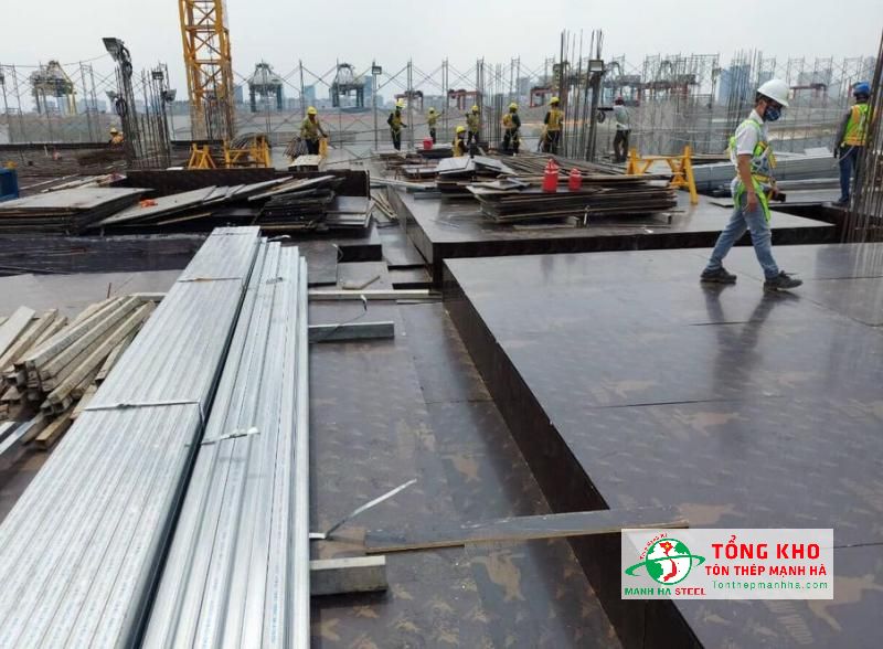 Công trình cần đổ sàn diện tích lớn nên chọn ván phủ phim 15 - 18mm chịu lực tốt