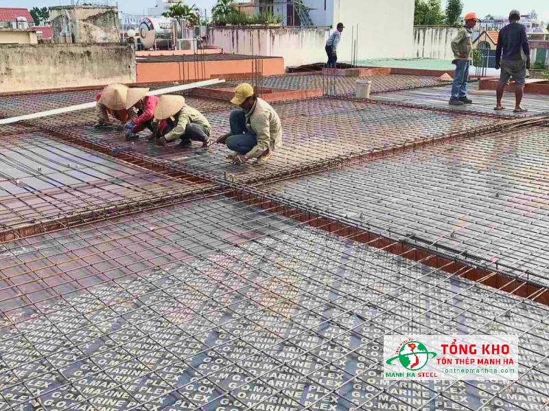Biệt thự, công trình cao cấp nên dùng ván phủ phim mặt đẹp, phim đều