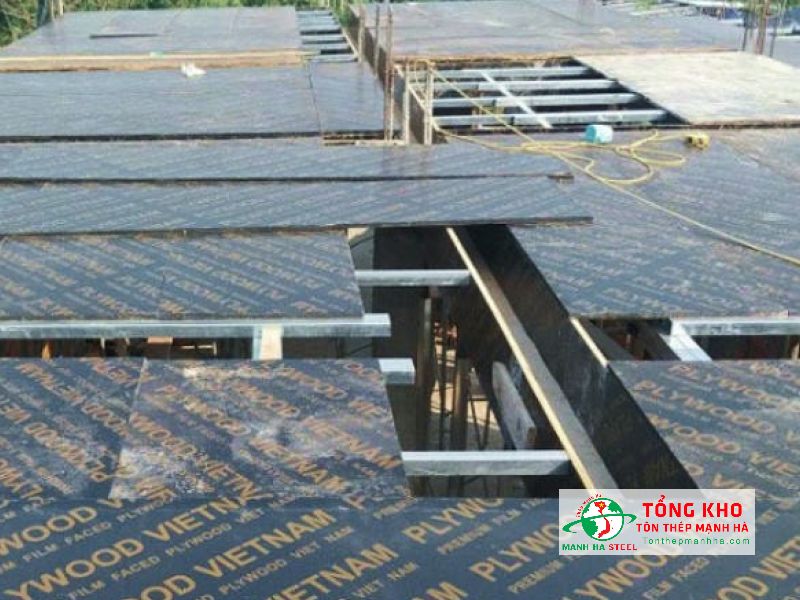 Công trình cải tạo, nâng tầng tại Quận 8 nên chọn ván phủ phim có khả năng chịu lực tốt