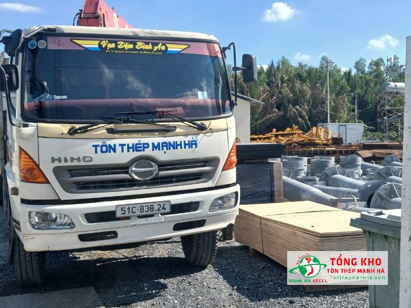 Tôn Thép Mạnh Hà cung cấp ván phủ phim tại Quận 10 có sẵn hàng công trình nội thành, chủ đông sắp xe cho hẻm nhỏ