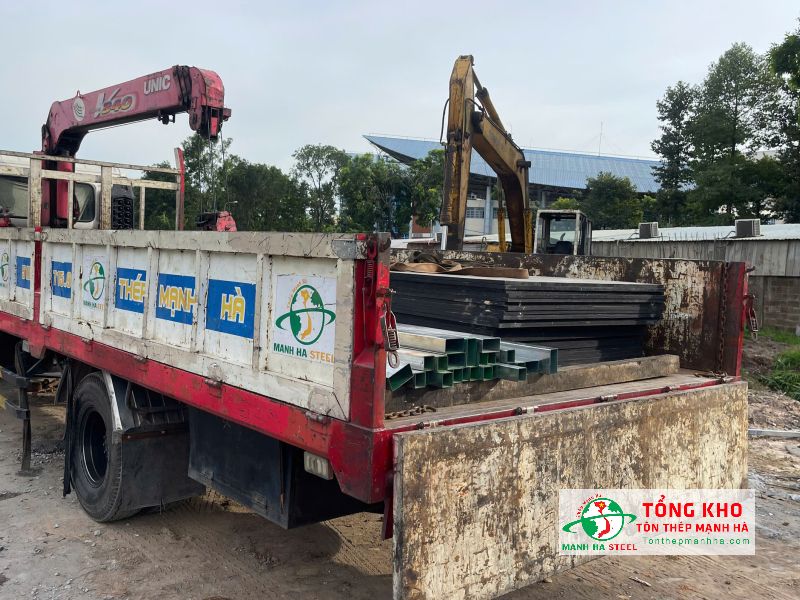 Tôn Thép Mạnh Hà luôn hỗ trợ giao ván phủ phim đúng tiến độ tại Quận 12, linh hoạt cho mọi vị trí