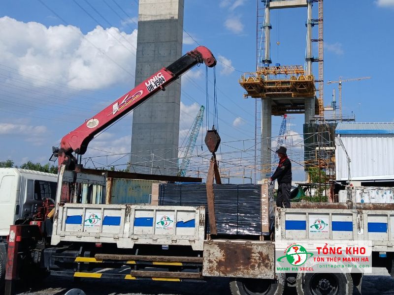 Tôn Thép Mạnh Hà luôn chủ động sắp xếp thời gian giao ván phủ phim tại Quận 4 để đảm bảo tiến độ thi công