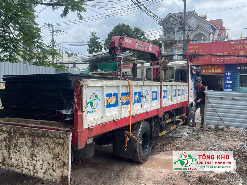Tôn Thép Mạnh Hà giao ván phủ phim tận nơi cho mọi điều kiện công trình tại Quận 5, báo giá rõ ràng, cam kết chất lượng