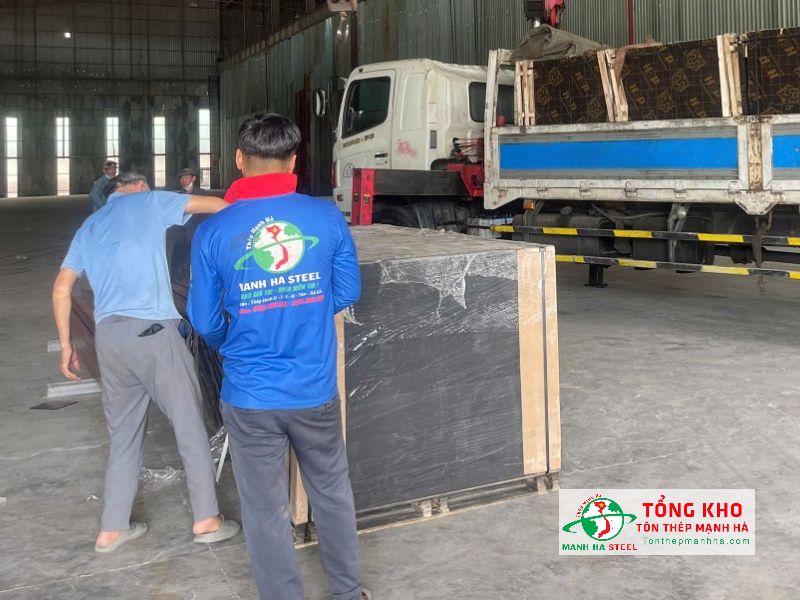 Tôn Thép Mạnh Hà cung cấp ván phủ phim tại Quận 7 đáp ứng tốt mọi nhu cầu, giao nhanh hẻm, công trình nhỏ