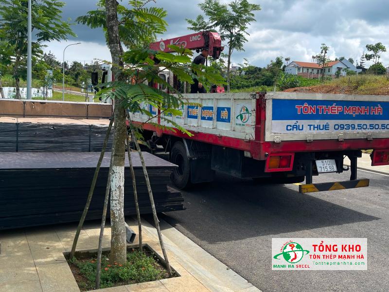 Tôn Thép Mạnh Hà cung cấp giải pháp giao ván phủ phim nhanh, đúng tiến độ tại Huyện Bình Chánh