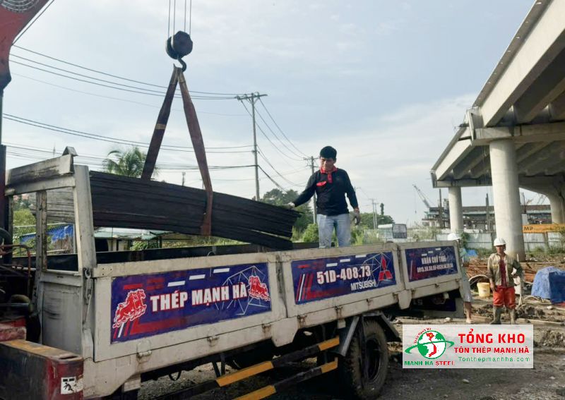 Tôn Thép Mạnh Hà điều phối xe phù hợp với điều kiện di chuyển của công trình, đảm bảo giao ván phủ phim đúng tiến độ tại Gò Vấp