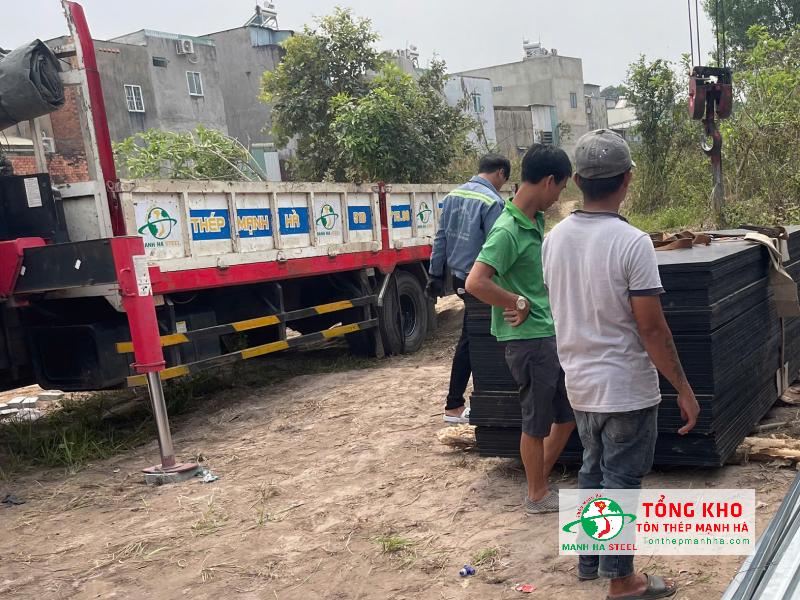 Tôn Thép Mạnh Hà hỗ trợ giao ván phủ phim tận nơi tại Huyện Hóc Môn linh hoạt các dòng xe phù hợp điều kiện vận chuyển