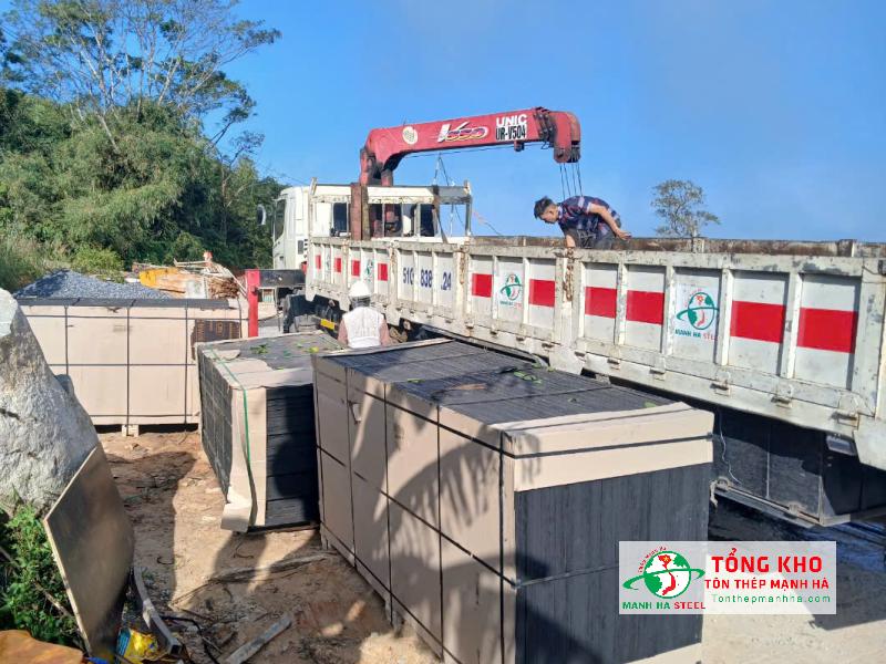 Tôn Thép Mạnh Hà luôn có giải pháp giao ván phủ phim tại Huyện Nhà Bè phù hợp điều kiện địa hình, tiến độ thi công