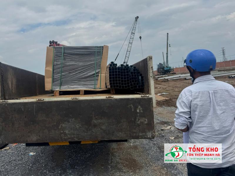 Tôn Thép Mạnh Hà hỗ trợ khách hàng chọn ván phủ phim phù hợp nhu cầu khách hàng tại Củ Chỉ