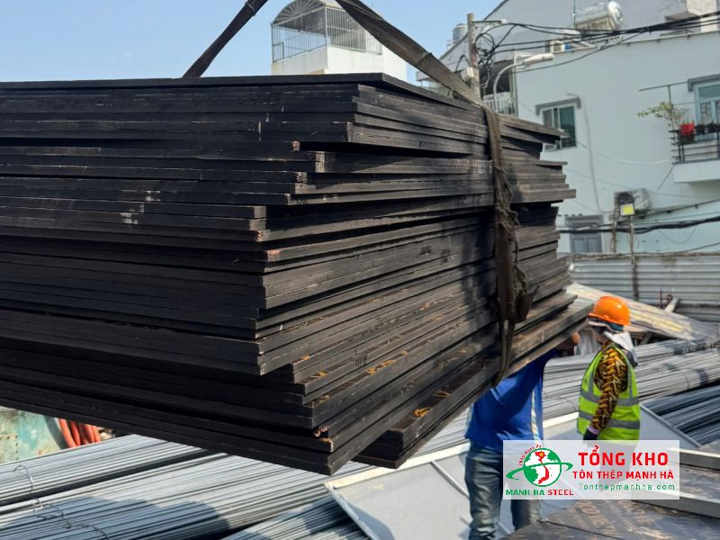 Tôn Thép Mạnh Hà chủ động giao ván phủ phim vào hẻm nhỏ, có sẵn mọi quy cách cho mọi công trình tại Quận 1
