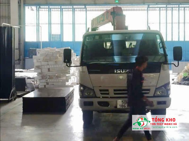 Giao 150 tấm ván phủ phim phục vụ thi công nhà mái xử lý chất thải tại Mộc An, Bình Chánh