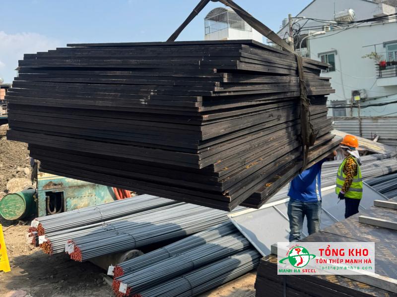Bàn giao 150 tấm ván phủ phim 15mm cho tổ đội cốp pha tại Bình Hưng, Bình Chánh