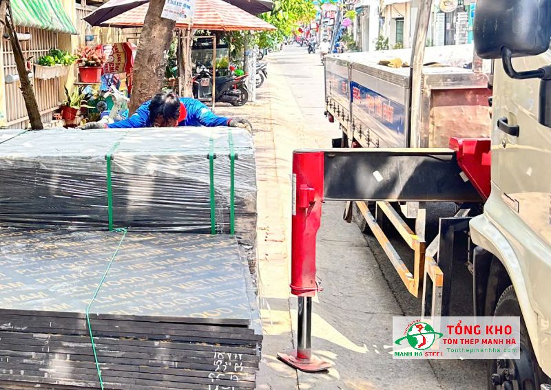 Giao 120 tấm ván phủ phim 18mm Prime Form cho công trình nhà phố tại đường Ung Văn Khiêm, Quận Bình Thạnh