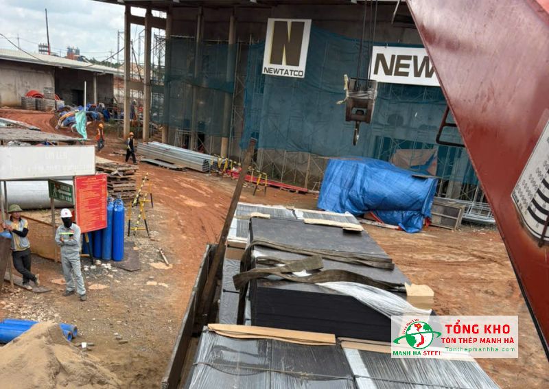 Giao 90 tấm ván phủ phim Eco Form 15mm cho tổ đội thi công coppha công trình tại khu Bình Quới, Quận Bình Thạnh