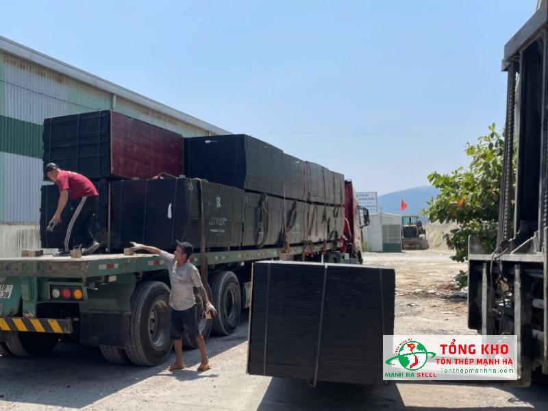 Bàn giao 1200 tấm ván coppha phủ phim cho dự án nhà xưởng Hàm Tân