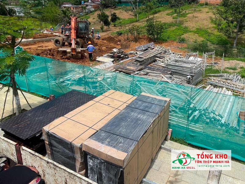 Giao 120 tấm ván phủ phim 15mm cho công trình homestay tại Long Hòa, Huyện Cần Giờ