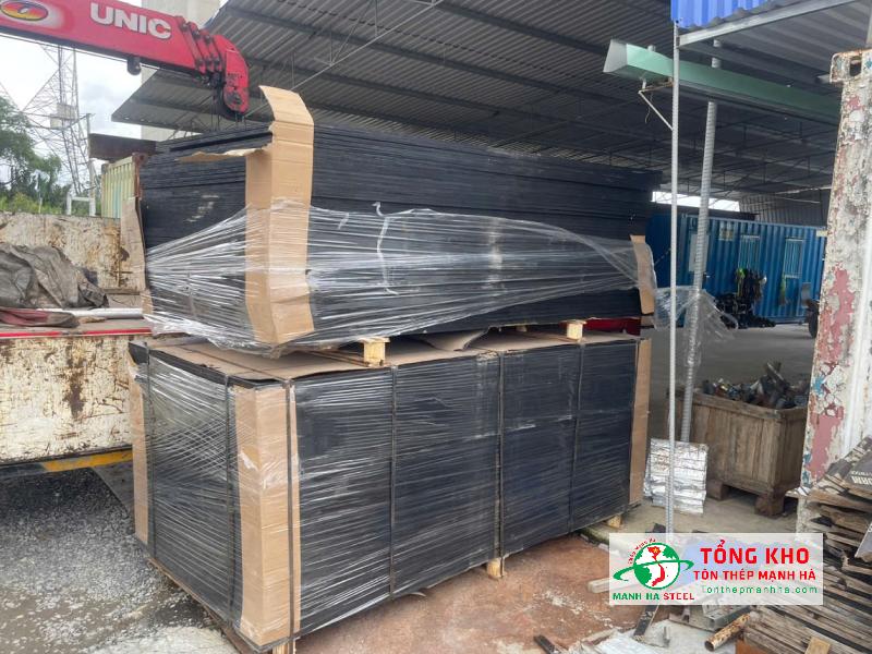 Giao 120 tấm ván phủ phim và xà gồ cho công trình thi công hạ tầng tại An Thới Đông