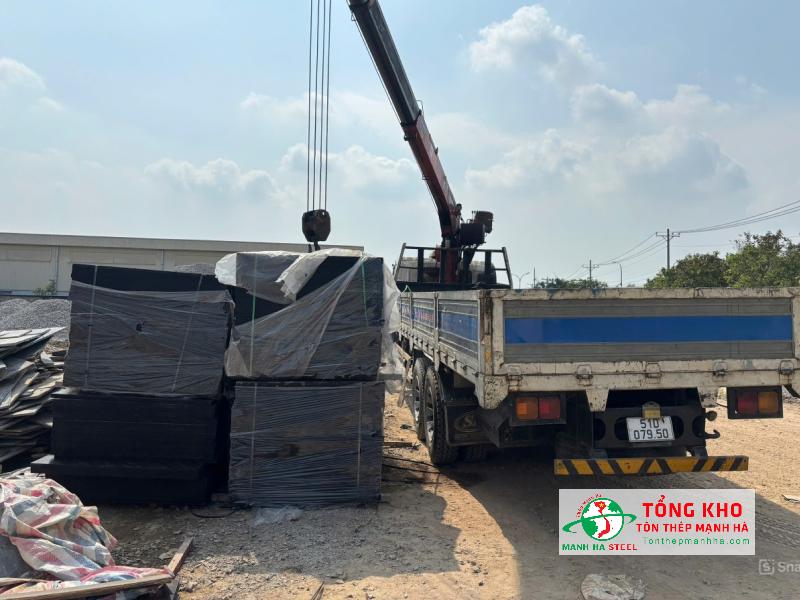 Giao 820 tấm ván phủ phim phục vụ công trình nhà xưởng tại Củ Chi
