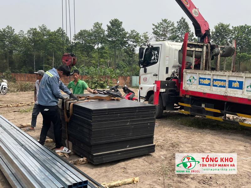 Giao 120 tấm ván phủ phim 15mm cho công trình nhà xưởng tại Tân Phú Trung, Huyện Củ Chi