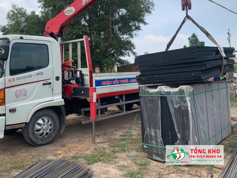 Giao 100 tấm ván phủ phim đến công trình bờ kè tại Vĩnh Thanh, Nhơn Trạch – Đồng Nai