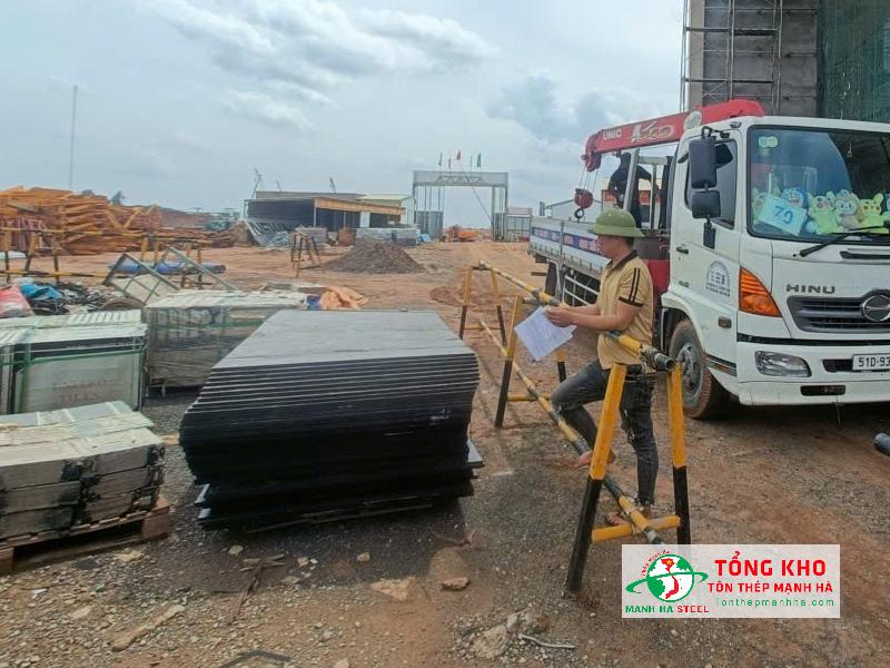 Giao 200 tấm ván phủ phim cho trạm kiểm soát không lưu thuộc khu dự án Sân bay Long Thành – Đồng Nai