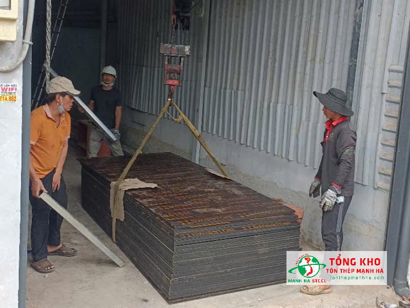 Giao 80 tấm ván phủ phim cho khách tại đường Phan Văn Hớn, Hóc Môn