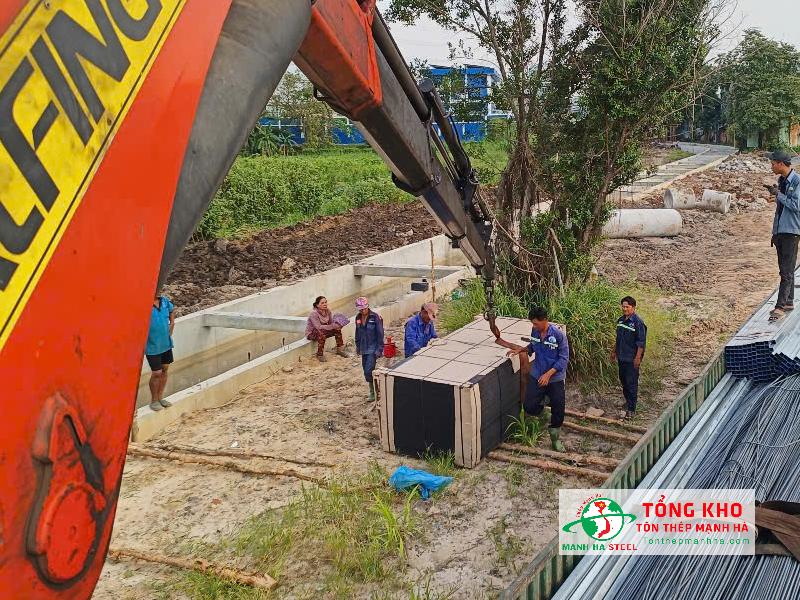 Giao thép xây dựng Hòa Phát và ván phủ phim cho công trình cải tạo kênh tại Hóc Môn – TP.HCM