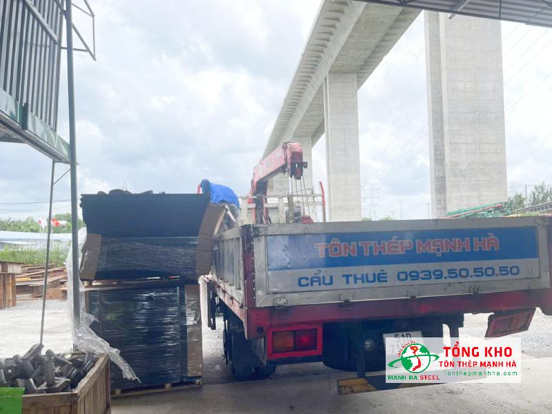 Giao 200 tấm ván phủ phim cho công trình đường cao tốc Bắc – Nam khu vực Nhà Bè
