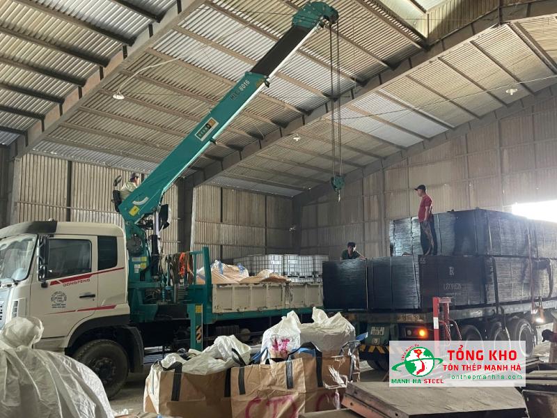 Giao 1500 tấm ván phủ phim lõi cứng cho nhà xưởng Du Long