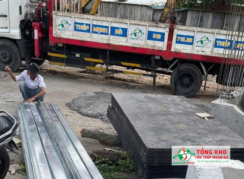 Vận chuyển 50 tấm ván phủ phim 18mm đến công trình building mini tại đường Nguyễn Văn Trỗi, Quận Phú Nhuận
