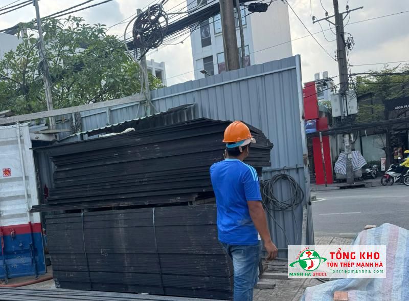 Giao tận nơi 70 tấm ván coppha 15mm Eco Form cho công trình cải tạo nhà phố khu Trường Sa – Hoàng Sa, Quận Phú Nhuận