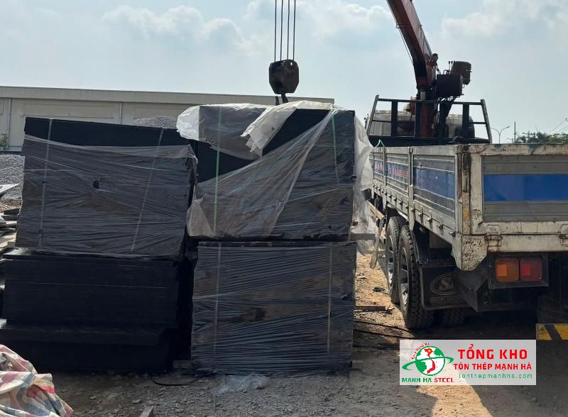 Giao 120 tấm ván phủ phim 15mm Eco Form cho công trình tòa nhà văn phòng tại đường Huỳnh Văn Bánh, Quận Phú Nhuận