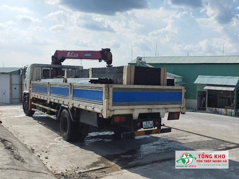 Giao hàng cho công trình Trang Trại Chăn Nuôi Heo Anh Vũ - Sông Hinh - Phú Yên 500 tấm ván ép phủ phim 18mm