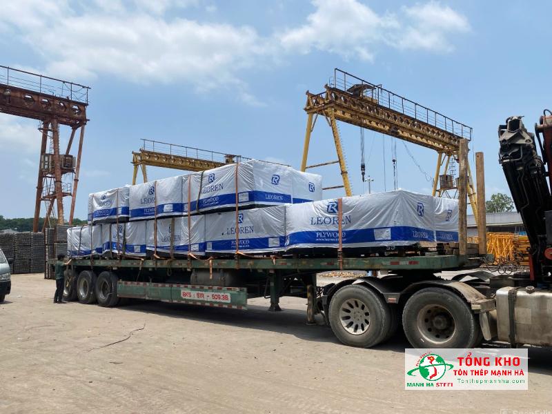 Giao 1200 tấm ván coppha phủ phim cho công trình nhà xưởng tại KCN Hòa Hiệp