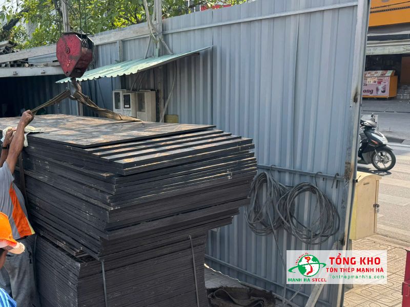 Giao nhanh 60 tấm ván ép phủ phim 18mm đến công trình showroom tại đường Điện Biên Phủ, Quận 1