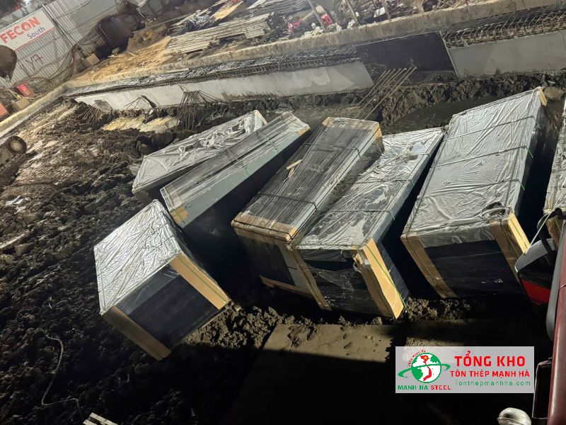 Giao 120 tấm ván phủ phim 15mm lõi đỏ đến công trình building văn phòng trên đường Nguyễn Thị Minh Khai, Quận 1