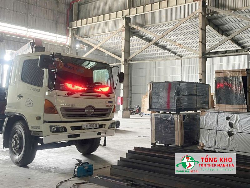 Giao 250 tấm ván phủ phim 18mm cho nhà xưởng nhỏ tại khu vực Lý Thường Kiệt, Quận 11