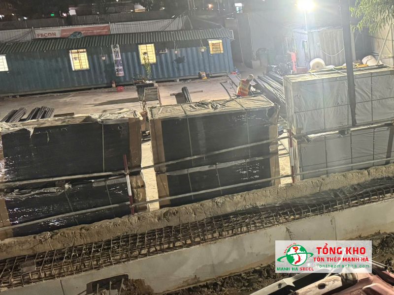 Bàn giao 150 tấm ván phủ phim 15mm loại A đến công trình nhà trọ cao tầng tại đường Minh Phụng, Quận 11