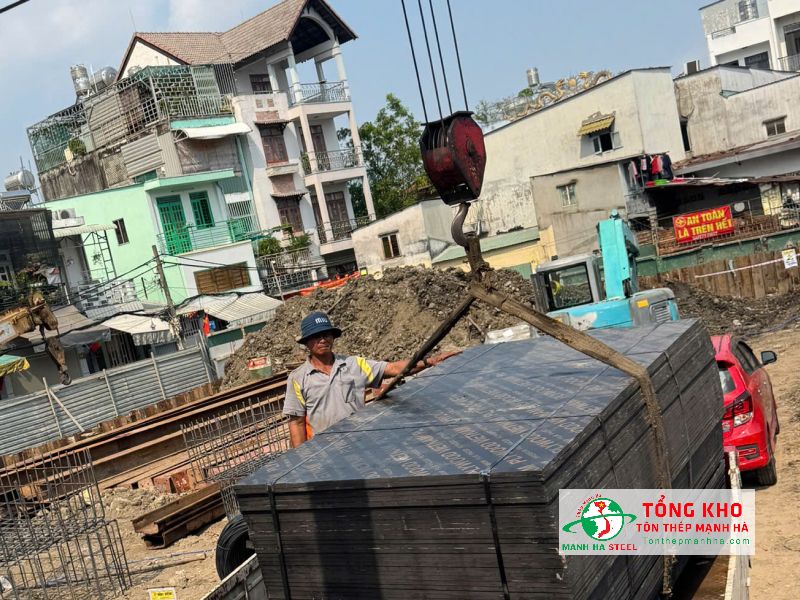 Cung cấp 200 tấm ván phủ phim 18mm chịu nước cho công trình xây dựng showroom nội thất khu vực đường 3 Tháng 2, Quận 11